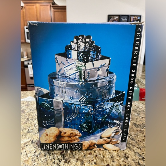 Linens and things Celebrates 2000 cookie jar - Picture 3 of 6